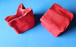 Et stk. Jutepose rød. Ca. 9 x9 cm. Med plastindlæg.